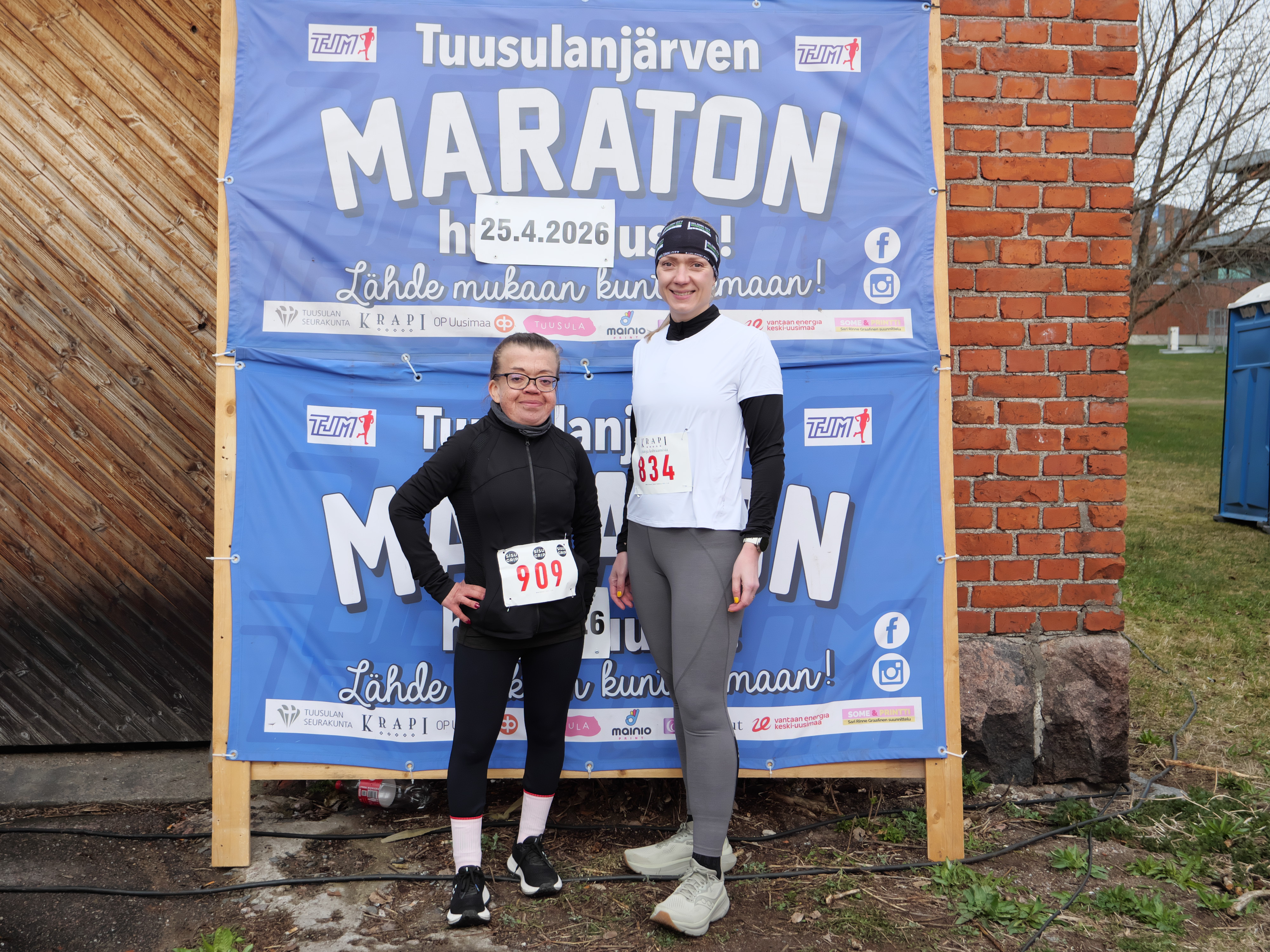 juoksijat mainoslakanan edessa