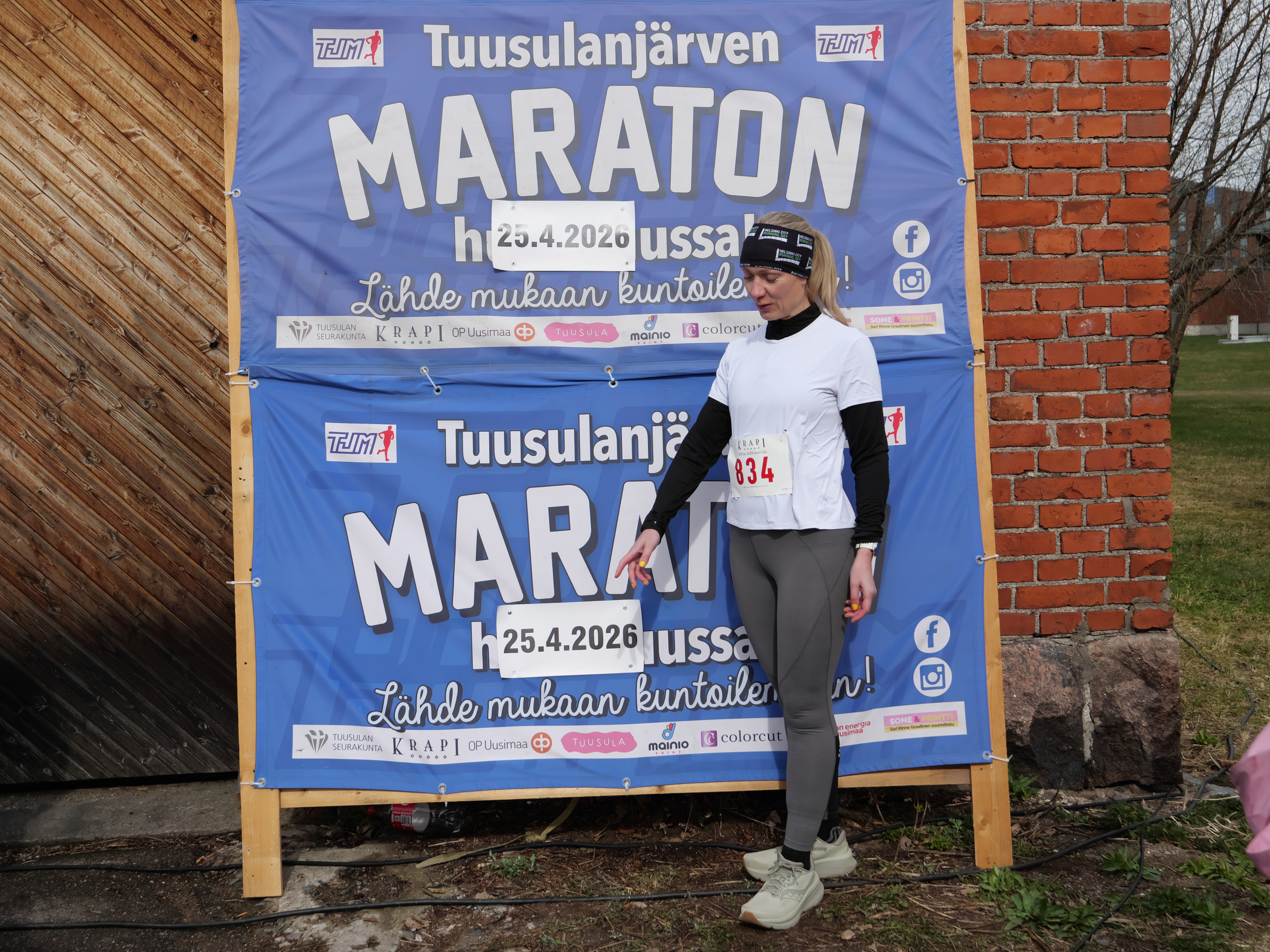 nainen osoittaa mainoslakanaa