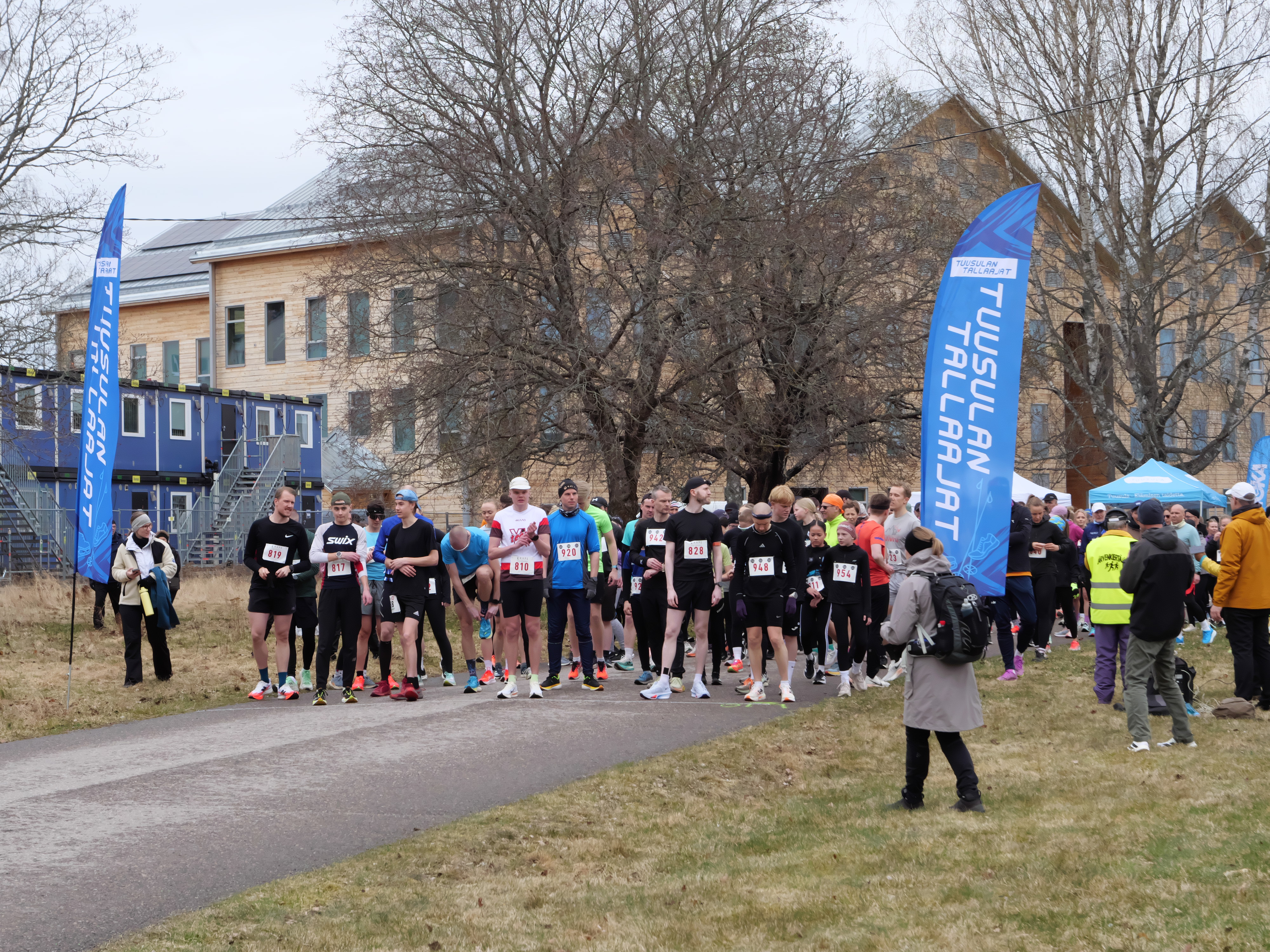kymmenen ja viiden kilometrin juoksijoita lahdossa tuusulanjarven maratonilla