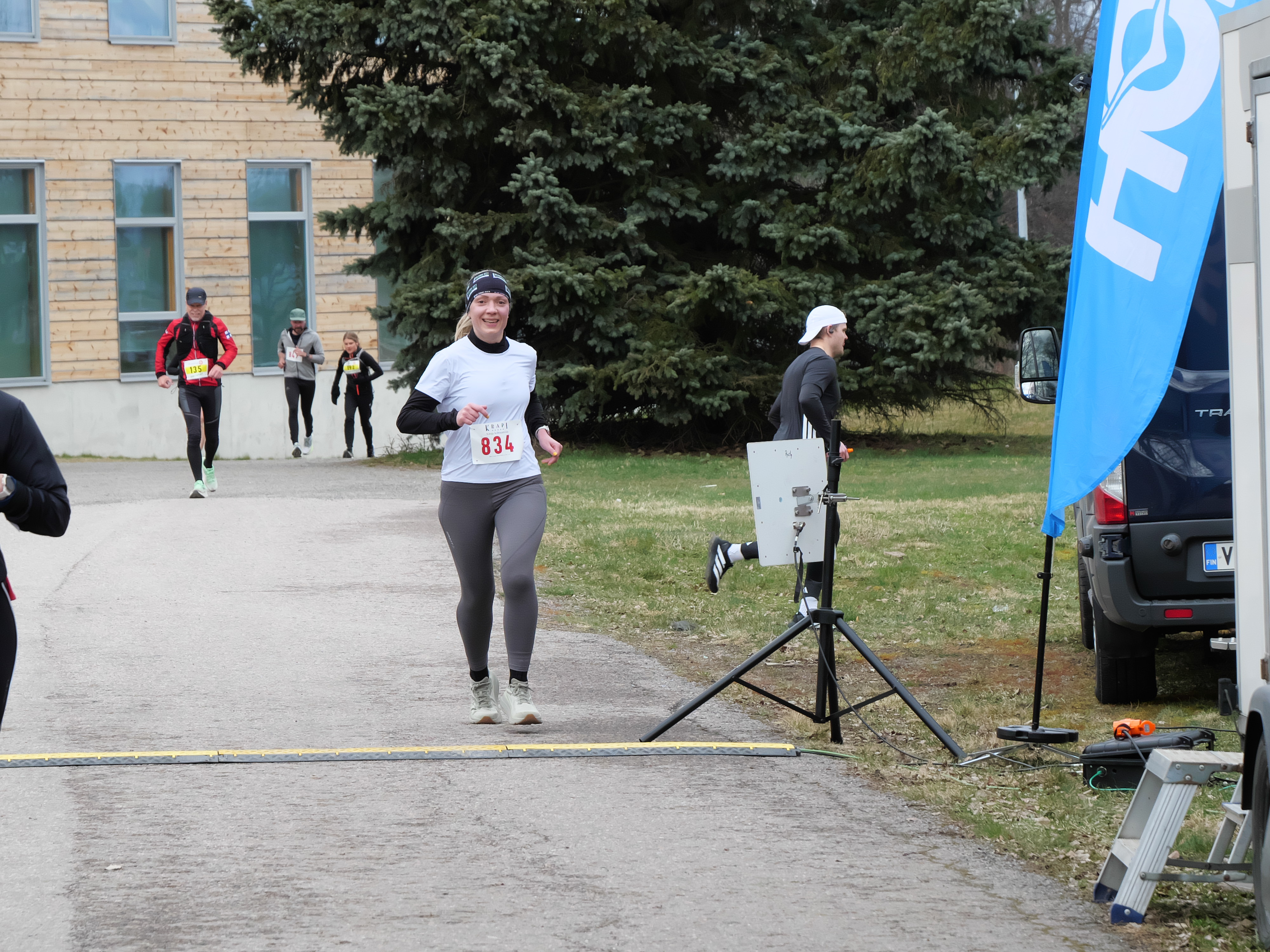 nainen juoksemassa maaliviivan yli kymmenella kilometrilla