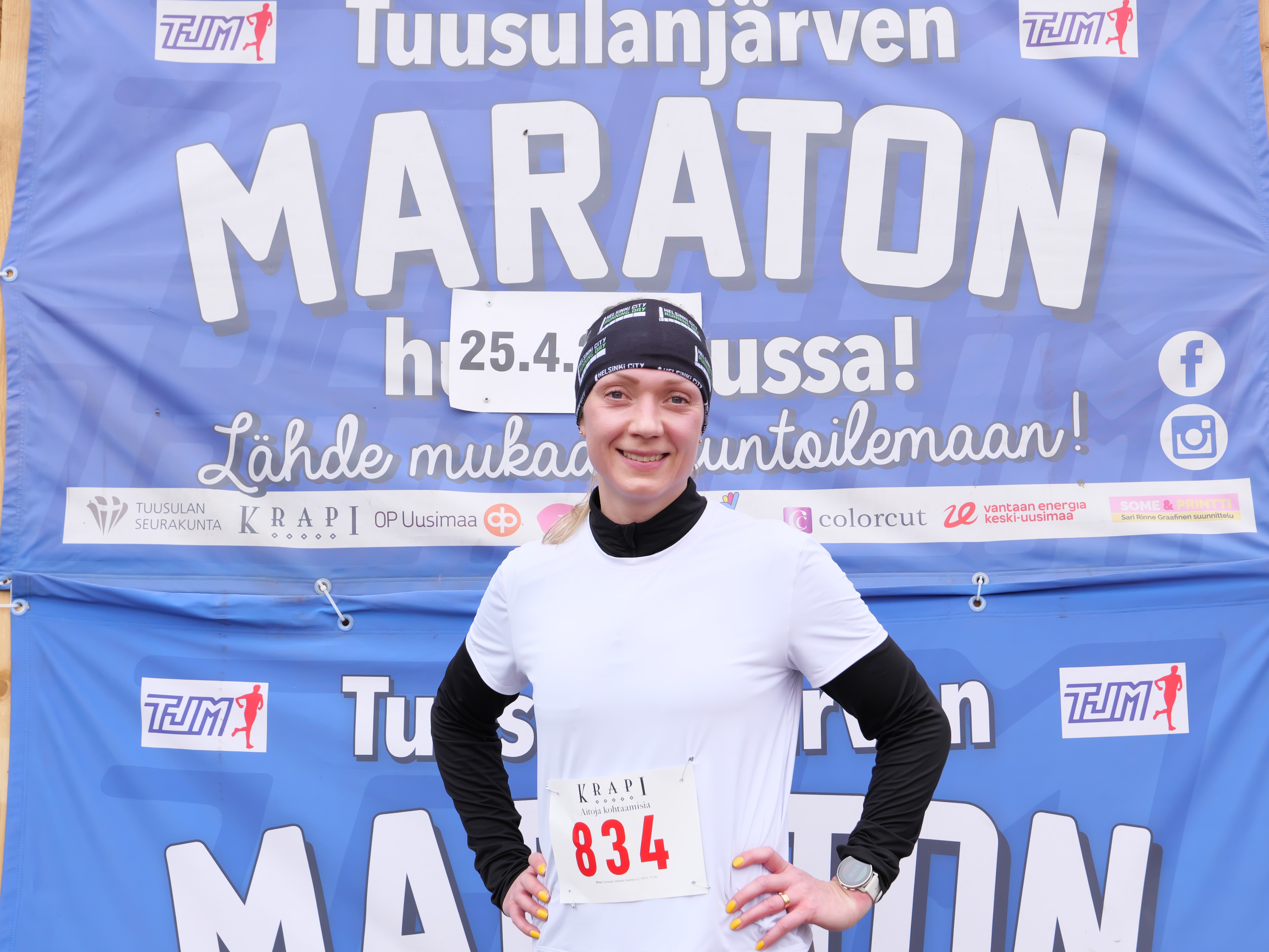 juoksija mainoslakanan edessa tuusulanjarven maratonilla