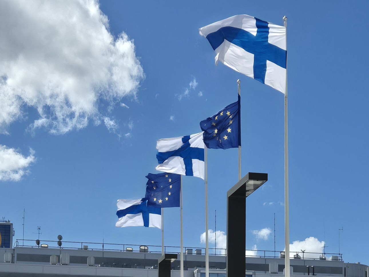 suomen ja euroopan unionin liput
