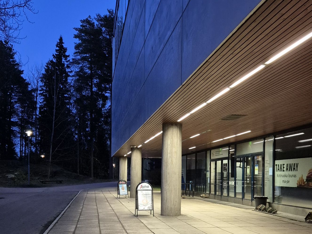 pirkkolan uimahallin paaovi illalla