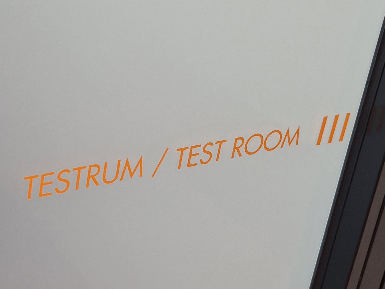 teksti testaushuoneen ovessa