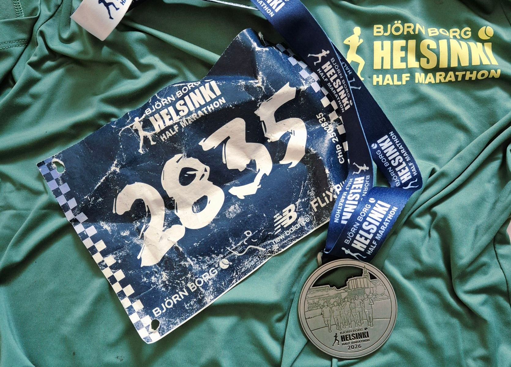 kulunut juoksunumero ja osallistujamitali helsinki half marathonilta