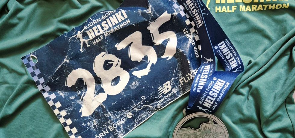 kulunut juoksunumero ja osallistujamitali helsinki half marathonilta